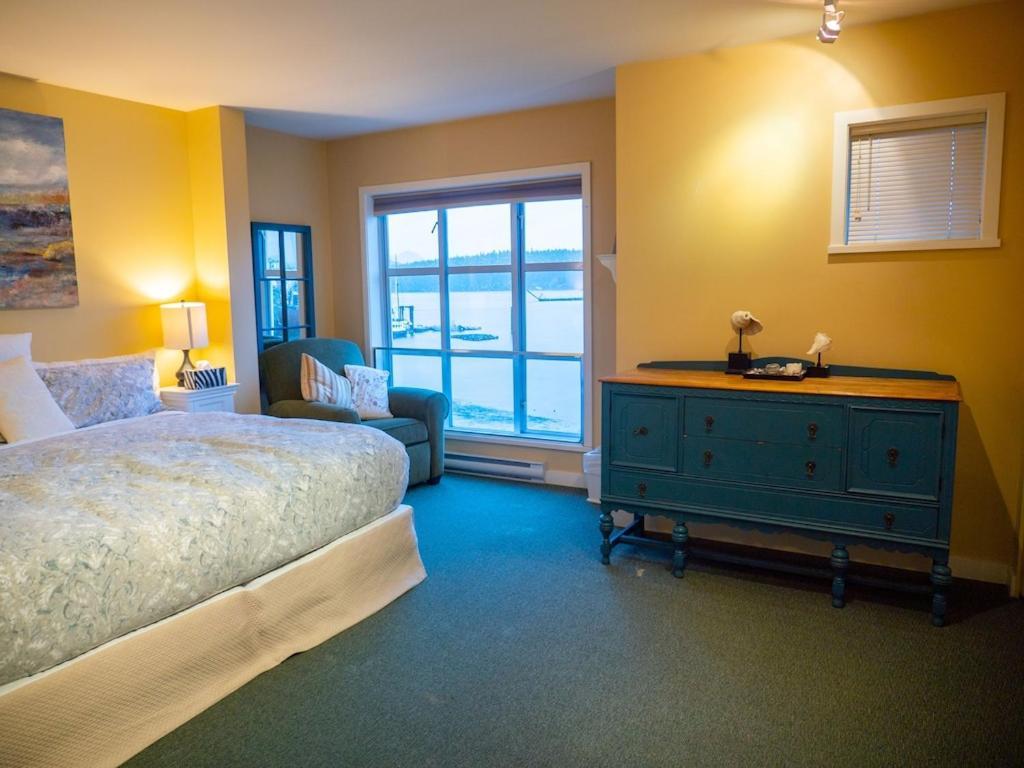 Waterfront View Of The Inlet, Short Walk To Town Apartment Tofino Exterior photo